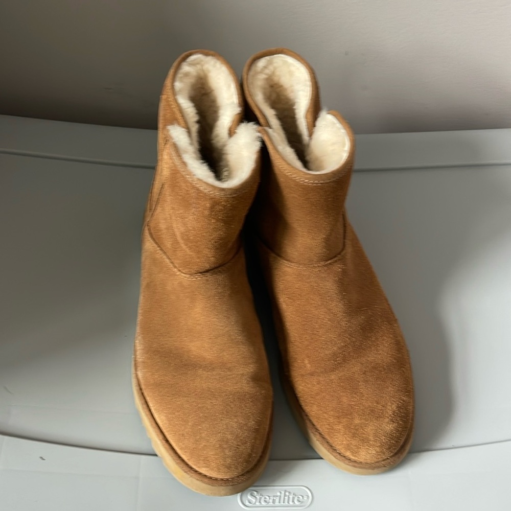 UGG